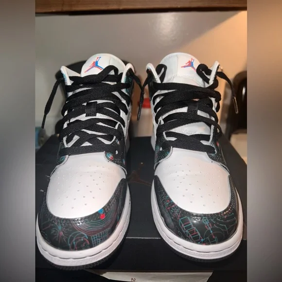 Air Jordan 1 Mids 6.5Y